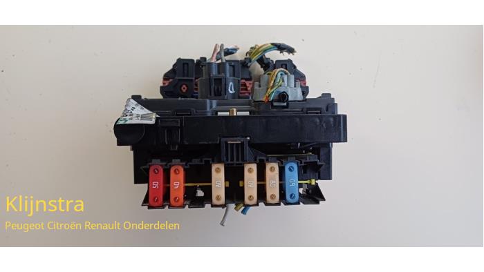 Fuse box from a Peugeot 407 SW (6E) 1.6 HDiF 16V 2005
