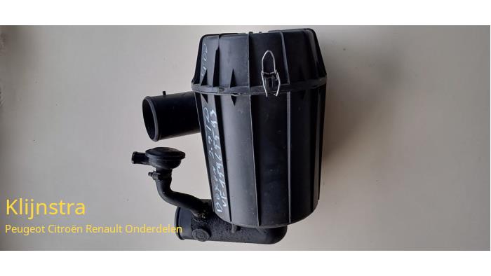 Cuerpo de filtro de aire de un Peugeot Boxer (230P) 2.5TD di 12V 2000