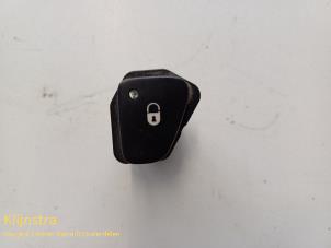Used Central locking switch Peugeot 607 (9D/U) 2.2 HDiF 16V Price on request offered by Fa. Klijnstra & Zn. VOF