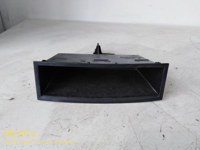 Begagnade Handskfack Peugeot 3008 Pris € 20,00 Marginaltabell erbjuds av Fa. Klijnstra & Zn. VOF