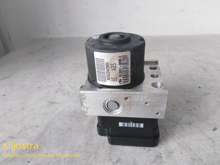 ABS pump from a Peugeot 206 CC (2D) 1.6 16V 2003