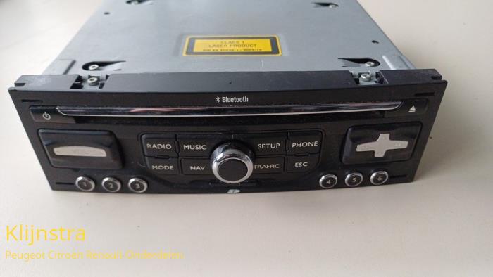 Reproductor de CD y radio de un Peugeot 3008 2011