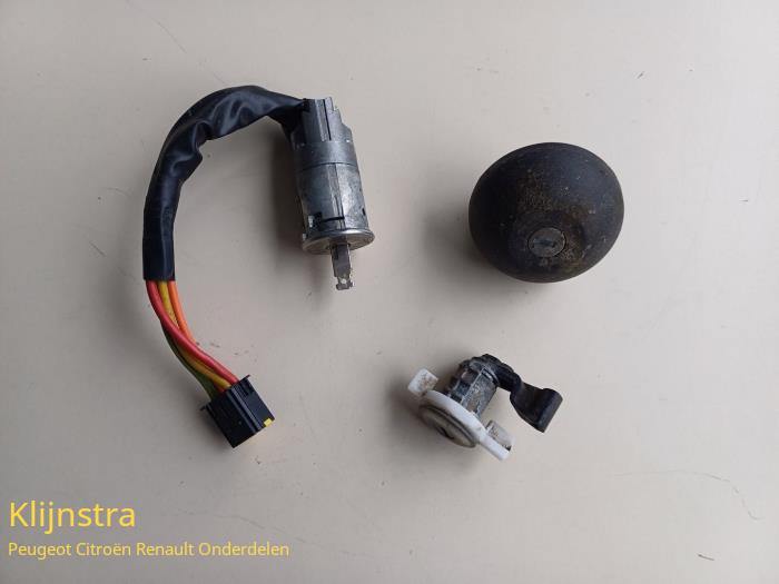 Gebrauchte Schlossset Renault Clio II (BB/CB) 1.2 Preis € 75,00 Margenregelung angeboten von Fa. Klijnstra & Zn. VOF