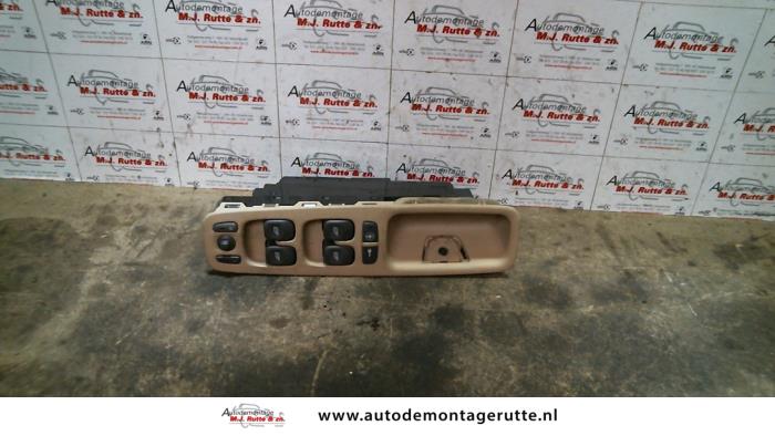Usados Interruptor combinado de ventanillas Volvo S80 (TR/TS) 2.4 20V 140 Precio € 40,00 Norma de margen ofrecido por Autodemontage M.J. Rutte B.V.