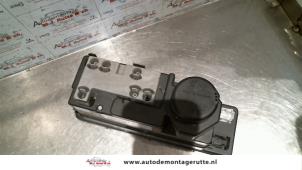 Używane Pompa prózniowa elektrycznego zamka drzwiowego Mercedes E Combi (S210) 3.2 E-320 V6 18V Cena na żądanie oferowane przez Autodemontage M.J. Rutte B.V.