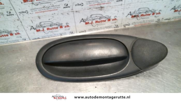 Rear door handle 4-door, left from a Fiat Multipla (186) 1.6 16V 100 SX,ELX 2005