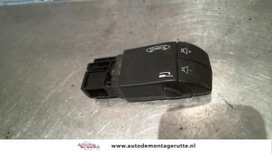 Gebrauchte Radiobedienung Lenkrad Renault Master III (FD/HD) 2.5 dCi 16V Preis auf Anfrage angeboten von Autodemontage M.J. Rutte B.V.