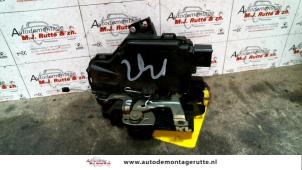 Used Front door lock mechanism 4-door, right Seat Toledo (1M2) 1.6 16V Price on request offered by Autodemontage M.J. Rutte B.V.