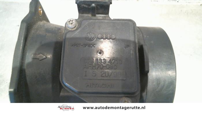 Luftmassenmesser van een Audi A6 Quattro (C5) 2.8 V6 30V 1997
