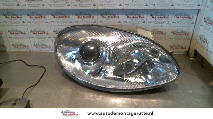 Używane Reflektor prawy Daewoo Leganza 2.0 SX,CDX 16V Cena na żądanie oferowane przez Autodemontage M.J. Rutte B.V.