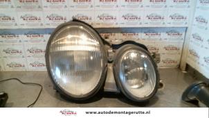 Używane Reflektor prawy Mercedes CLK (W208) 2.0 200 16V Cena na żądanie oferowane przez Autodemontage M.J. Rutte B.V.