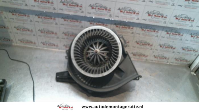 Moteur de ventilation chauffage d'un Volkswagen Polo IV (9N1/2/3) 1.4 16V 2002