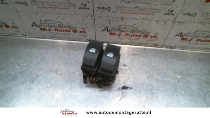 Używane Przelacznik combi okienny Renault Vel Satis (BJ) 3.5 V6 24V Autom. Cena na żądanie oferowane przez Autodemontage M.J. Rutte B.V.