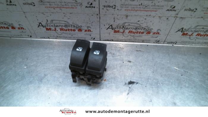 Używane Przelacznik combi okienny Renault Vel Satis (BJ) 3.5 V6 24V Autom. Cena na żądanie oferowane przez Autodemontage M.J. Rutte B.V.