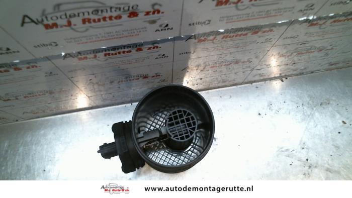 Medidor de flujo de aire de un Opel Signum (F48) 3.0 CDTI V6 24V 2006