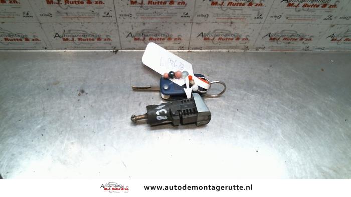Wkladka zamka drzwiowego lewa z Fiat Stilo (192A/B) 1.6 16V 3-Drs. 2002