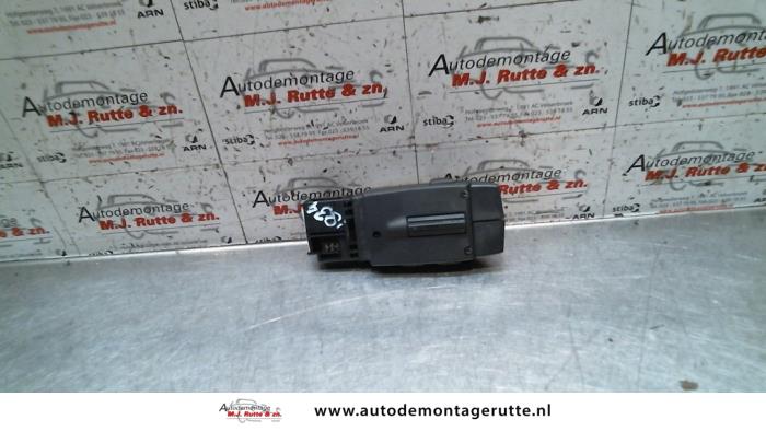 Steering wheel mounted radio control from a Renault Espace (JK) 2.0 16V Turbo 2007