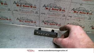 Used Antenna Amplifier Renault Megane II Grandtour (KM) 2.0 16V Price on request offered by Autodemontage M.J. Rutte B.V.