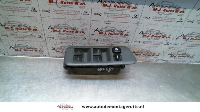 Usados Interruptor combinado de ventanillas Nissan Maxima QX (A32) 2.0 V6 24V Precio de solicitud ofrecido por Autodemontage M.J. Rutte B.V.
