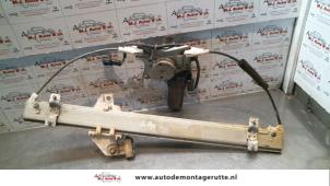 Used Window mechanism 4-door, front right Hyundai Lantra/Elantra II 1.6i GLS 16V Price on request offered by Autodemontage M.J. Rutte B.V.