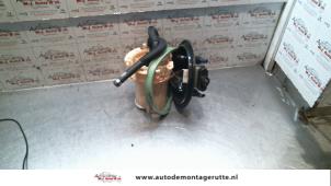 Usados Bomba eléctrica de combustible Opel Zafira (F75) 2.2 16V Precio de solicitud ofrecido por Autodemontage M.J. Rutte B.V.