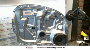 Używane Mechanizm szyby lewej przedniej wersja 4-drzwiowa Lancia Musa 1.9 JTD Cena na żądanie oferowane przez Autodemontage M.J. Rutte B.V.