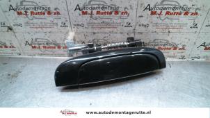 Used Rear door handle 4-door, right Kia Rio II (DE) 1.5 CRDi VGT 16V Price on request offered by Autodemontage M.J. Rutte B.V.