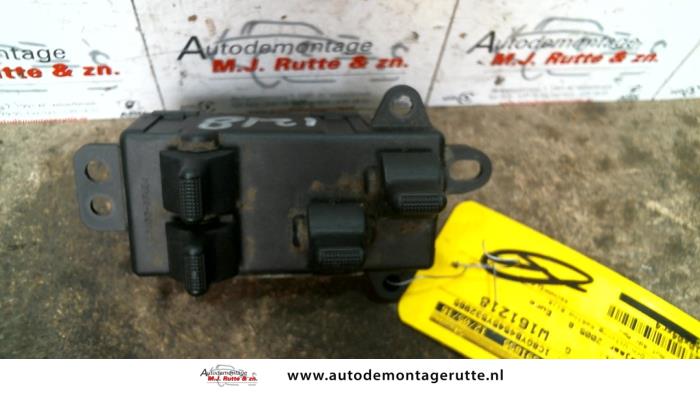 Używane Przelacznik combi okienny Chrysler Voyager/Grand Voyager (RG/RS) 2.8 CRD 16V Autom. Cena na żądanie oferowane przez Autodemontage M.J. Rutte B.V.
