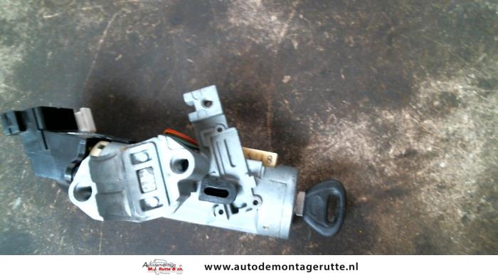 Używane Stacyjka + Kluczyk Mazda 323 Fastbreak (BJ14) 1.6 16V Autom. Cena na żądanie oferowane przez Autodemontage M.J. Rutte B.V.
