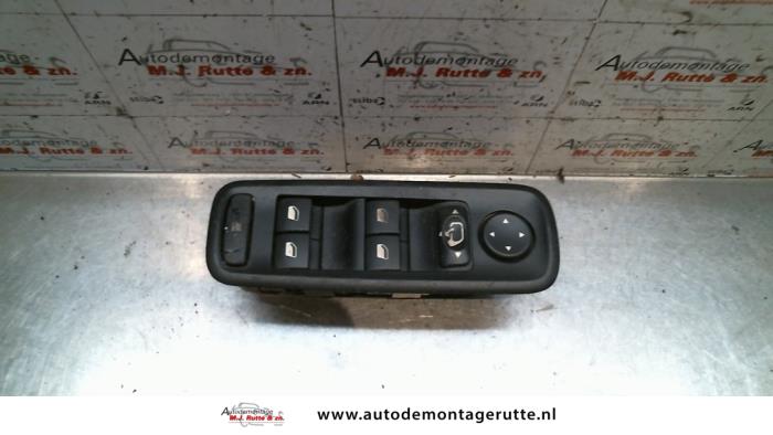 Usados Interruptor combinado de ventanillas Lancia Phedra 3.0 V6 24V Precio de solicitud ofrecido por Autodemontage M.J. Rutte B.V.