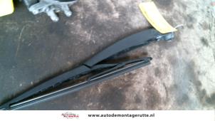 Usagé Bras essuie-glace arrière Renault Twingo (S06) 1.2 16V Prix sur demande proposé par Autodemontage M.J. Rutte B.V.