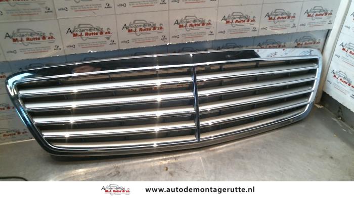 Używane Grill Mercedes C (W203) 1.8 C-180K 16V Cena € 90,75 Z VAT oferowane przez Autodemontage M.J. Rutte B.V.