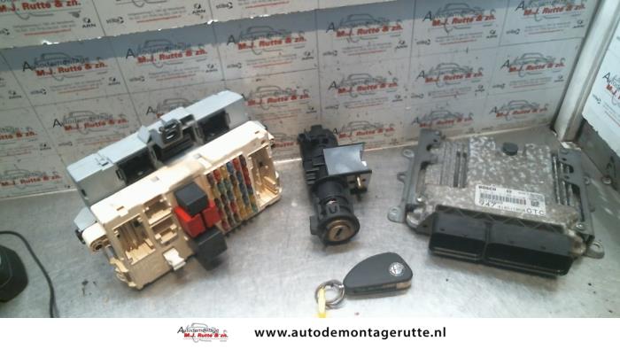 Używane Stacyjka + Kluczyk Alfa Romeo GT (937) 1.9 JTD 16V Multijet Cena na żądanie oferowane przez Autodemontage M.J. Rutte B.V.