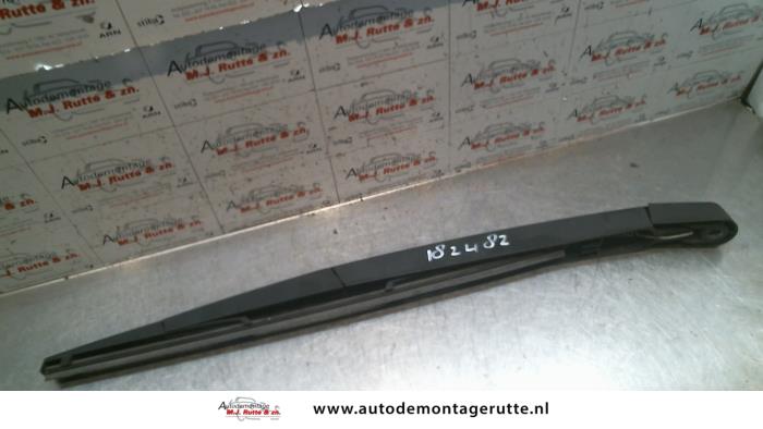 Brazo de limpiaparabrisas detrás de un Opel Signum (F48) 2.2 direct 16V 2003