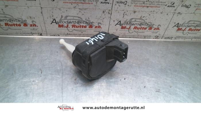 Używane Silnik reflektora Audi A8 (D2) 3.7 32V Cena na żądanie oferowane przez Autodemontage M.J. Rutte B.V.