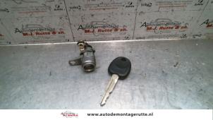Used Door lock cylinder, left Hyundai H-1/H-200 2.5 Tdi Price on request offered by Autodemontage M.J. Rutte B.V.