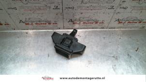 Używane Rygiel tylnej klapy Renault Scénic I (JA) 1.4 16V Cena na żądanie oferowane przez Autodemontage M.J. Rutte B.V.