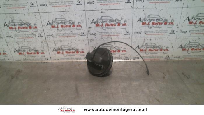 Tank cap cover from a Renault Trafic New (FL) 1.9 dCi 100 16V 2006