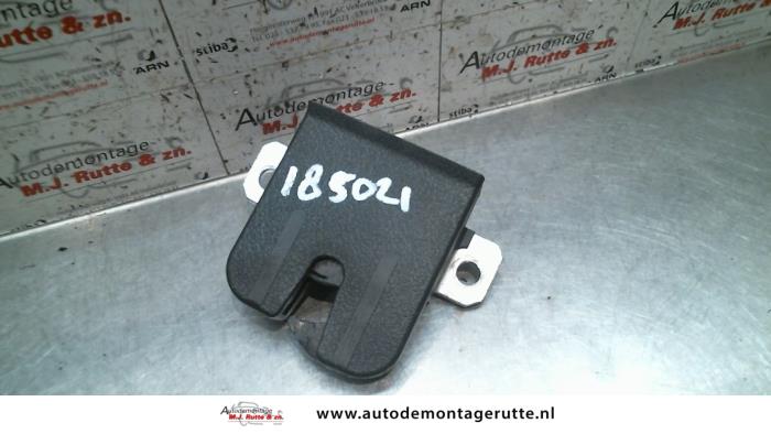 Tailgate lock stop from a Volkswagen Polo IV (9N1/2/3) 1.4 FSI 16V 2005
