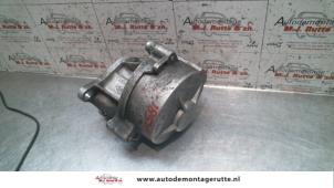 Used High pressure pump Renault Megane II (BM/CM) 1.9 dCi 120 Price on request offered by Autodemontage M.J. Rutte B.V.