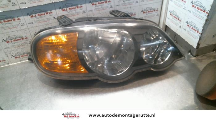 Używane Reflektor prawy Kia Shuma II 1.6 16V Cena na żądanie oferowane przez Autodemontage M.J. Rutte B.V.
