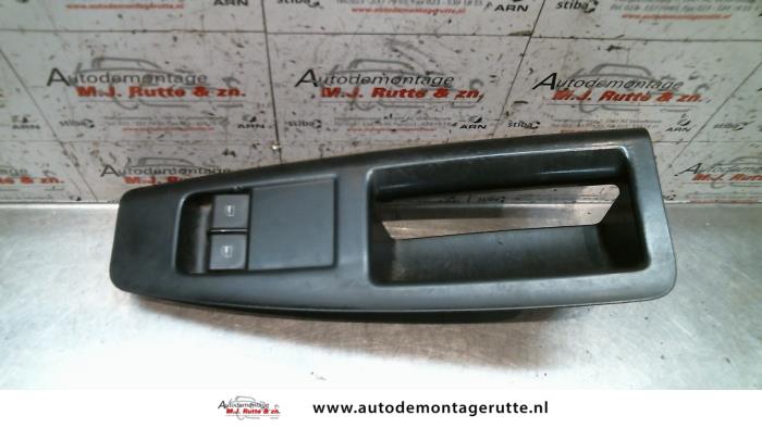 Multi-functional window switch from a Volkswagen Polo IV (9N1/2/3) 1.4 16V 2002