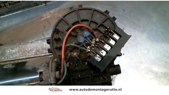 Moteur+mécanique essuie-glace d'un Mercedes-Benz CLK (W208) 2.0 200 16V 1998
