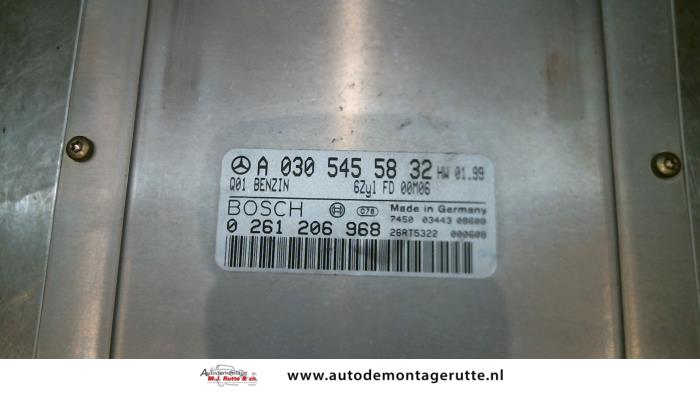 Ordenador de gestión de motor de un Mercedes-Benz E Combi (S210) 2.6 E-240 V6 18V 2001