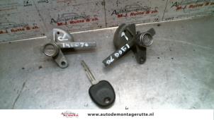 Usados Cilindro de cerradura de puerta izquierda Hyundai Getz 1.1i 12V Precio de solicitud ofrecido por Autodemontage M.J. Rutte B.V.