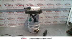 Used Electric fuel pump Renault Modus/Grand Modus (JP) 1.4 16V Price on request offered by Autodemontage M.J. Rutte B.V.