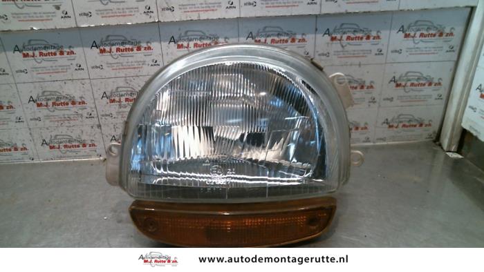 Headlight, left from a Renault Twingo (C06) 1.2 SPi Phase I 1995