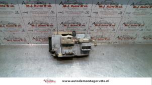 Used Front door lock mechanism 4-door, right Peugeot 807 2.0 16V Price on request offered by Autodemontage M.J. Rutte B.V.