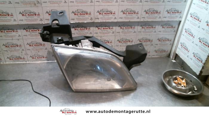 Używane Reflektor prawy Opel Sintra 2.2i GLS,CD 16V Cena na żądanie oferowane przez Autodemontage M.J. Rutte B.V.