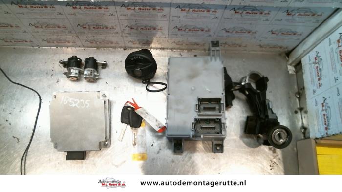 Cilindro de juego de cerraduras (completo) de un Fiat Punto Evo (199) 1.3 JTD Multijet 85 16V Euro 5 2010